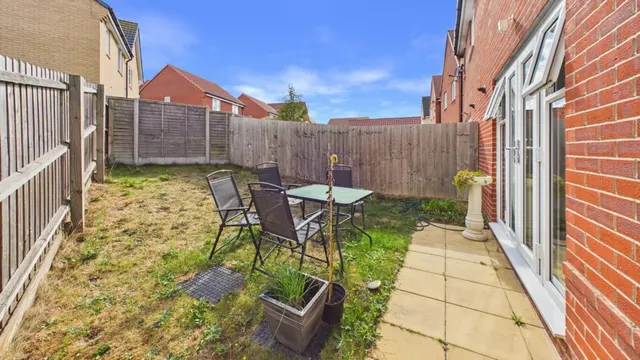 Photo 3 — Redwood Drive, Bury St Edmunds