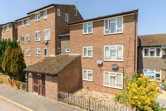 Newark Court, Walton-On-Thames KT12 3NX, photo 1