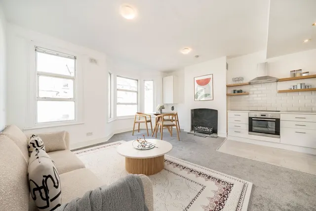 Davisville Road, W12, photo 2