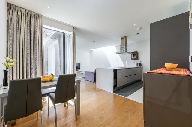Photo 2 — 8 Fergus Street, London