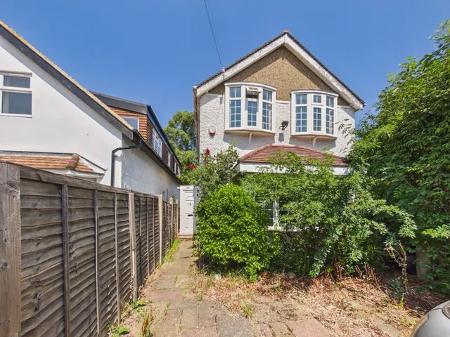 Ashford, Surrey, photo 1