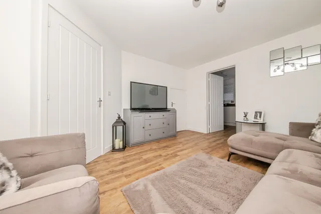 Shingle Way, Clacton-On-Sea, CO16, photo 2