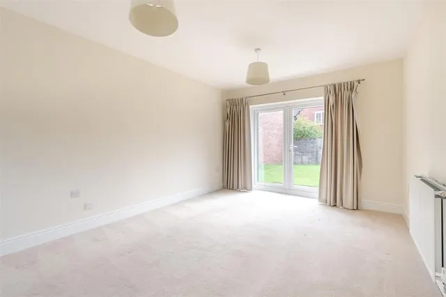 Hillfield Road, Oundle, PE8, photo 2