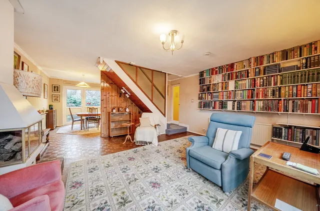 Photo 2 — Commonfields, West End, Woking, Surrey, GU24 9HZ