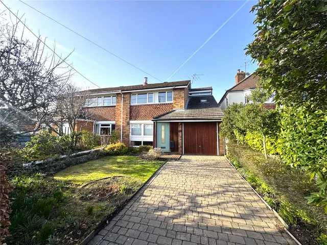 Commonfields, West End, Woking, Surrey, GU24 9HZ, photo 1