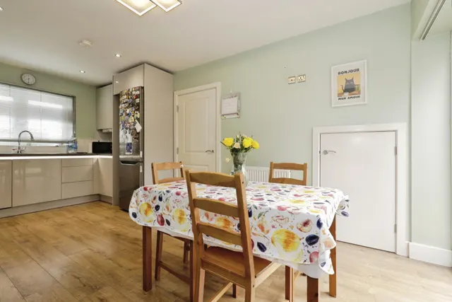Warren House Road, Castleford, WF10, photo 3