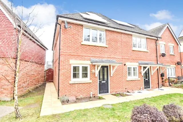 Nightjar Close, Farnborough, Hampshire, GU14 9GB, photo 1