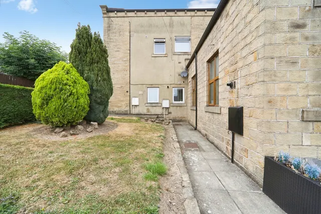 Photo 2 — St. Andrews Close, LEEDS