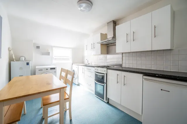 Photo 3 — Top Floor Flat, 80a Tyrwhitt Road, London