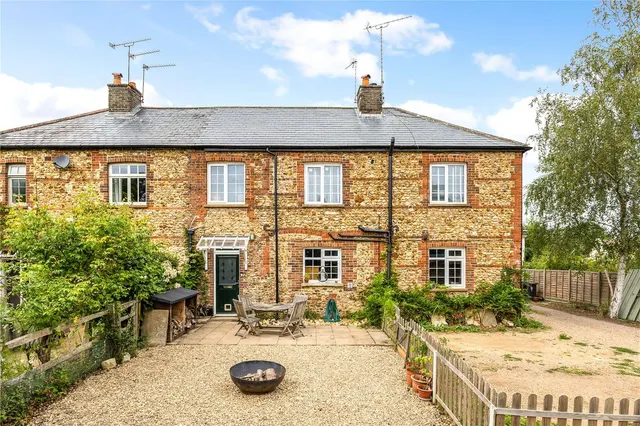 Weydon Farm Lane, Farnham, Surrey, GU9 8QJ, photo 1