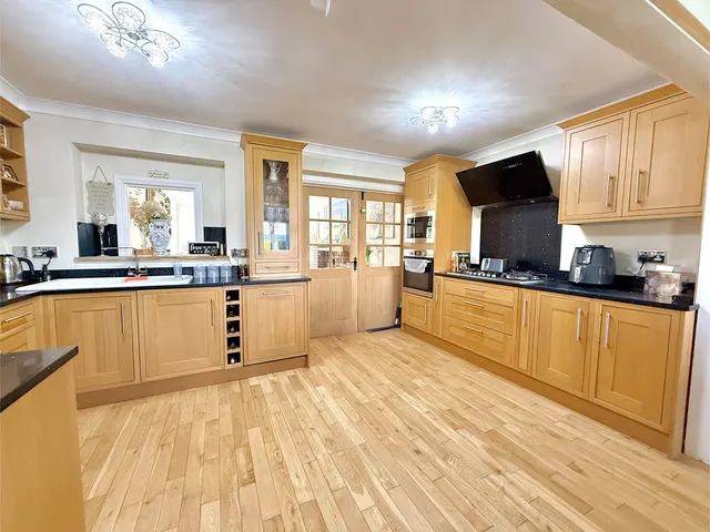 Photo 3 — Harlestone Close, Luton LU3 4DW