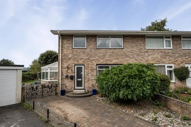3 bedroom house, Pendre Gardens, Brecon, LD3