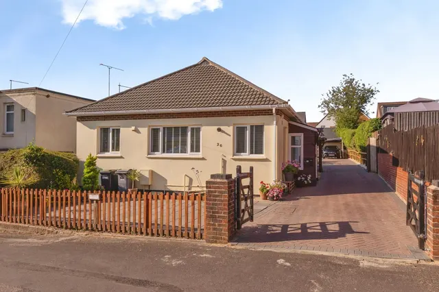 Avondale Road, Waterlooville, PO7, photo 1
