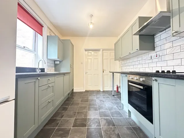 Park End Road, GL1, photo 2