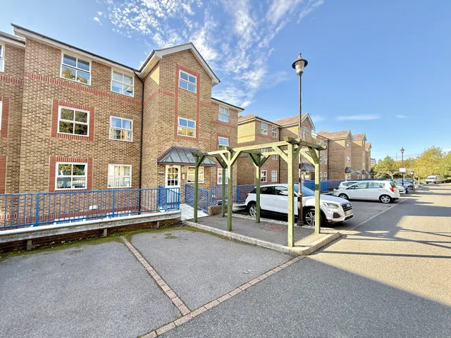 2 bedroom flat — Riverbank Close