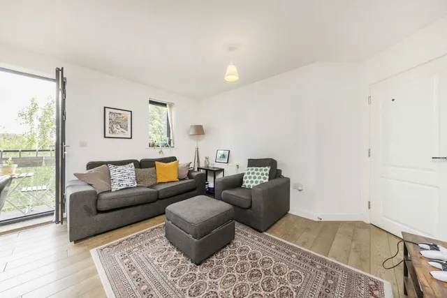 Garratt Lane, SW17, photo 2