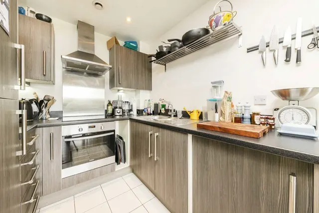 Garratt Lane, SW17, photo 3