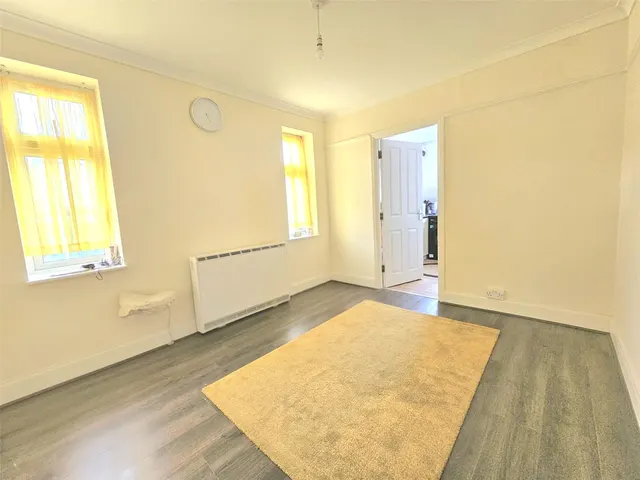 Slewins Lane, Hornchurch, RM11, photo 1