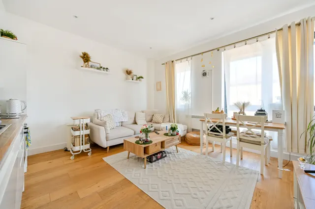 Flat 4, A3, Kingsway Business Park, Oldfield Road, Hampton, photo 1