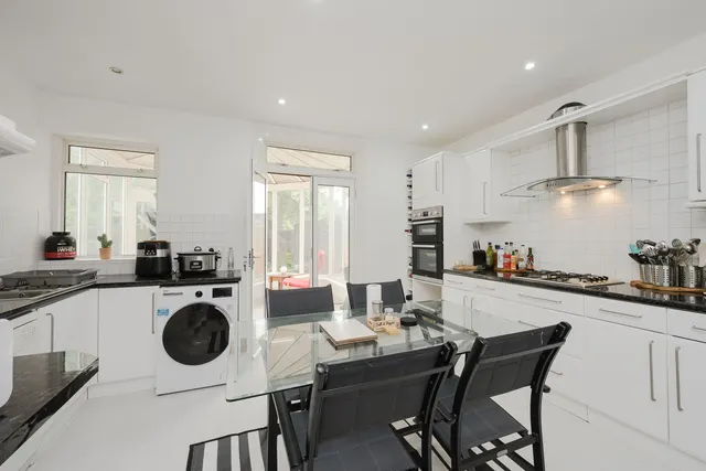 Cannon Hill Lane, London, SW20, photo 3