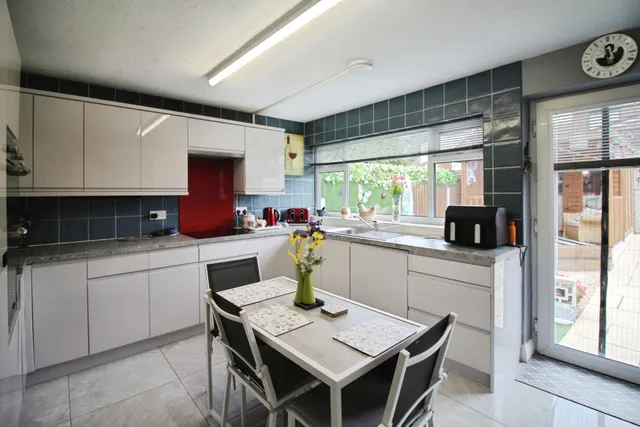 Fairfield Avenue, Heckmondwike, WF16, photo 3