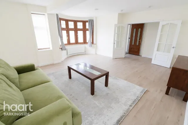 Basildon Avenue, Clayhall, IG5, photo 2