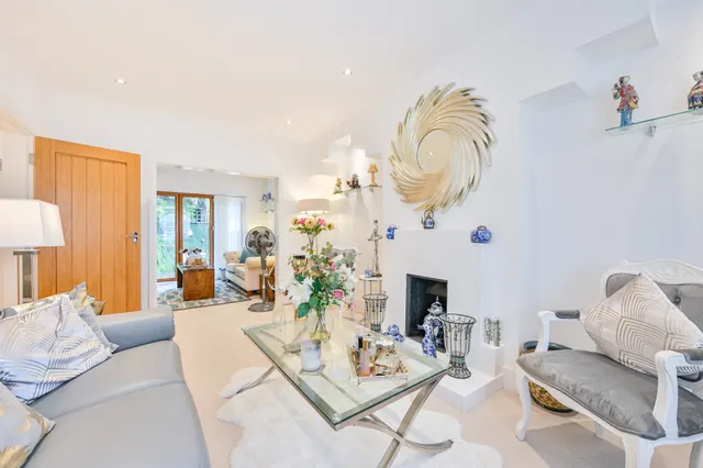 2 Park Close, Hampton, photo 1