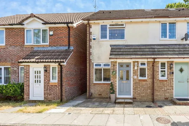 Vancouver Drive, CRAWLEY, photo 1