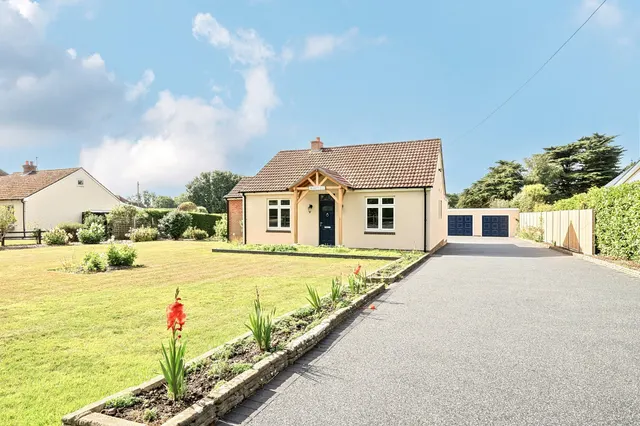 Southwick Road, North Boarhunt, PO17, photo 1