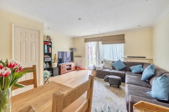 Miles Place, Lightwater, GU18, photo 2