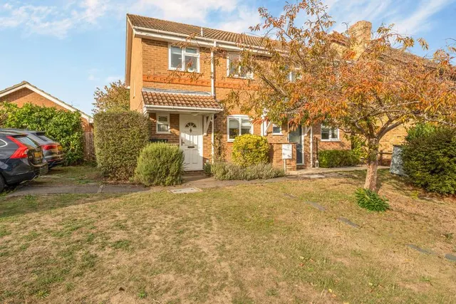 Miles Place, Lightwater, GU18, photo 1