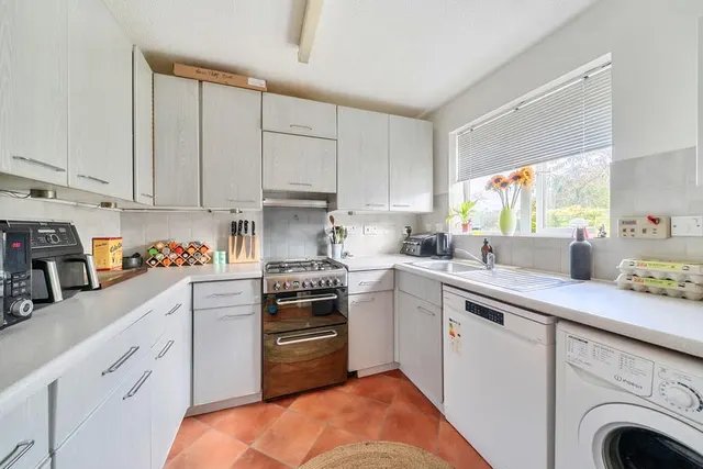 Miles Place, Lightwater, GU18, photo 3