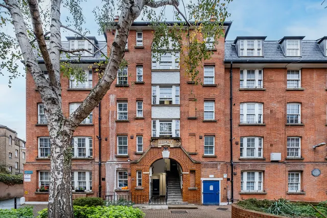 Vauxhall Bridge Road, London, SW1V, photo 1