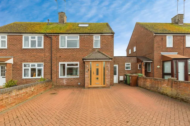 Queens Close, Thame, photo 1