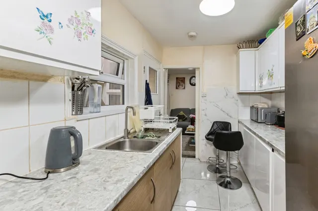 Brighton Road, Reading, RG6, photo 3
