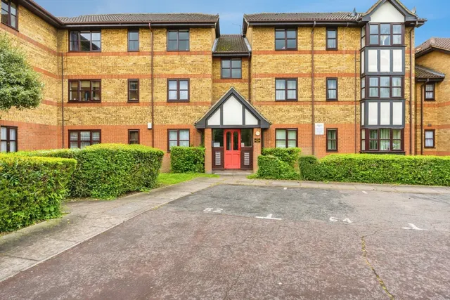 Redwood Grove, Bedford, Bedfordshire, MK42, photo 1