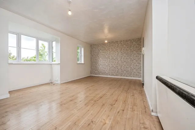 Photo 2 — Redwood Grove, Bedford, Bedfordshire, MK42