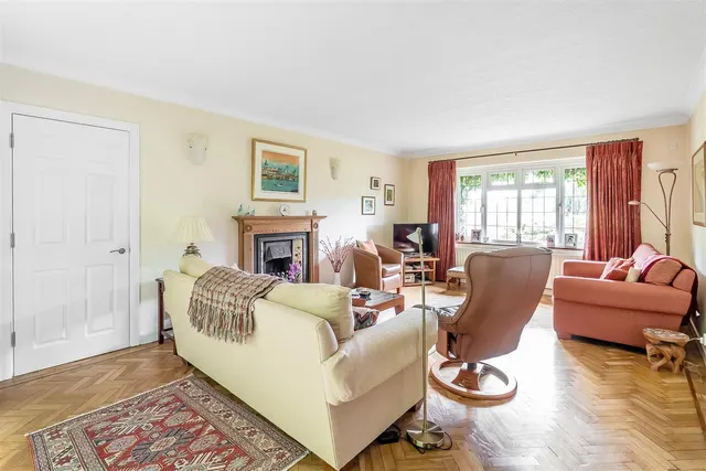 Elmhurst Drive, Dorking, RH4, photo 3