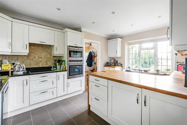 Elmhurst Drive, Dorking, RH4, photo 2