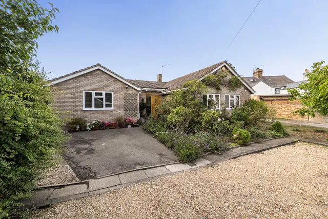 Queens Road, Datchet, photo 1