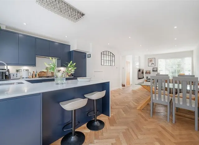 Chatsworth Place, Teddington, TW11, photo 2