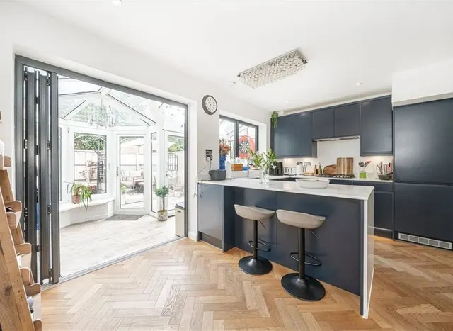 Chatsworth Place, Teddington, TW11, photo 3