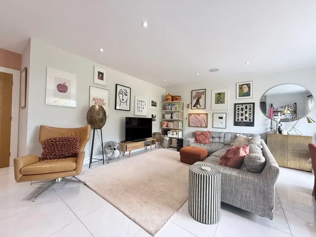 Photo 3 — Eversden Close, Little Brickhill MK17 9FU