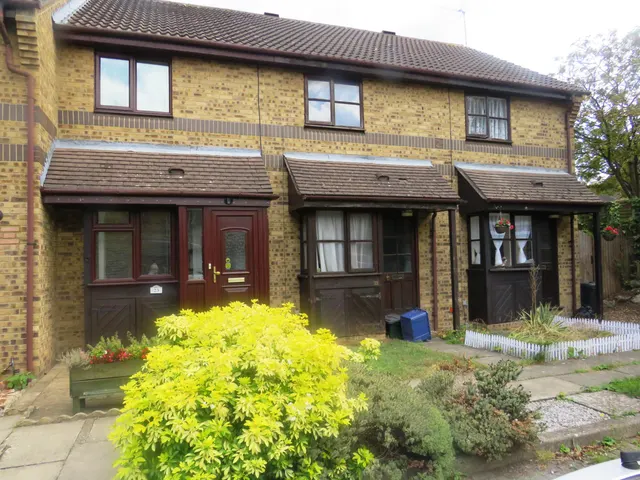 Holden Close, HERTFORD, photo 1