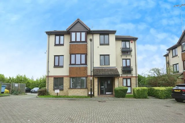 Oak Apple Court, London, SE12, photo 1