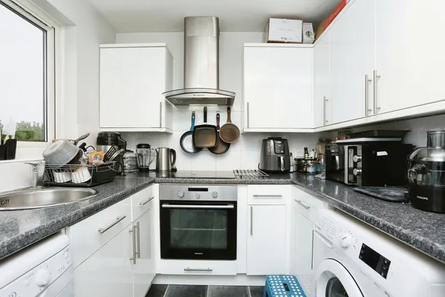 Oak Apple Court, London, SE12, photo 2
