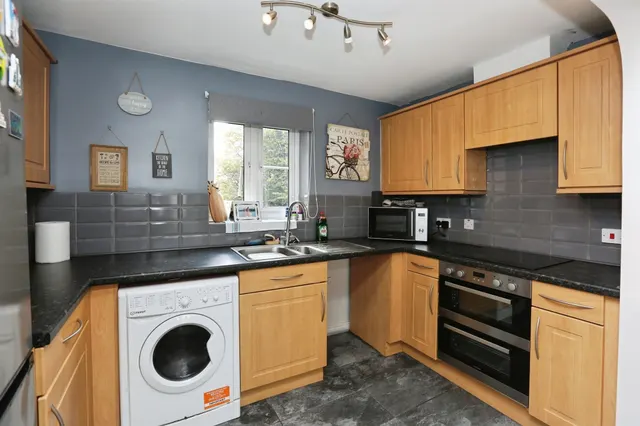 Photo 3 — Mirabella Close, Southampton