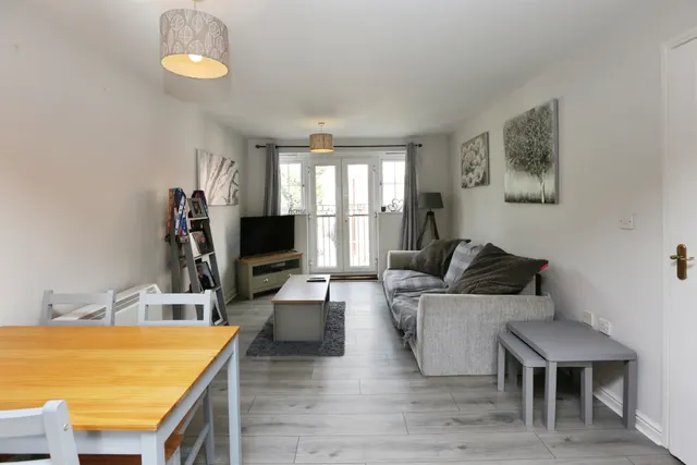 Photo 2 — Mirabella Close, Southampton