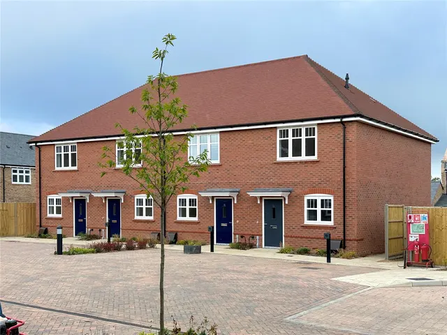 Spinner Avenue, Cranleigh, GU6, photo 1