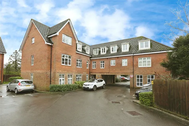 Station Road, Park Gate, SO31, photo 1